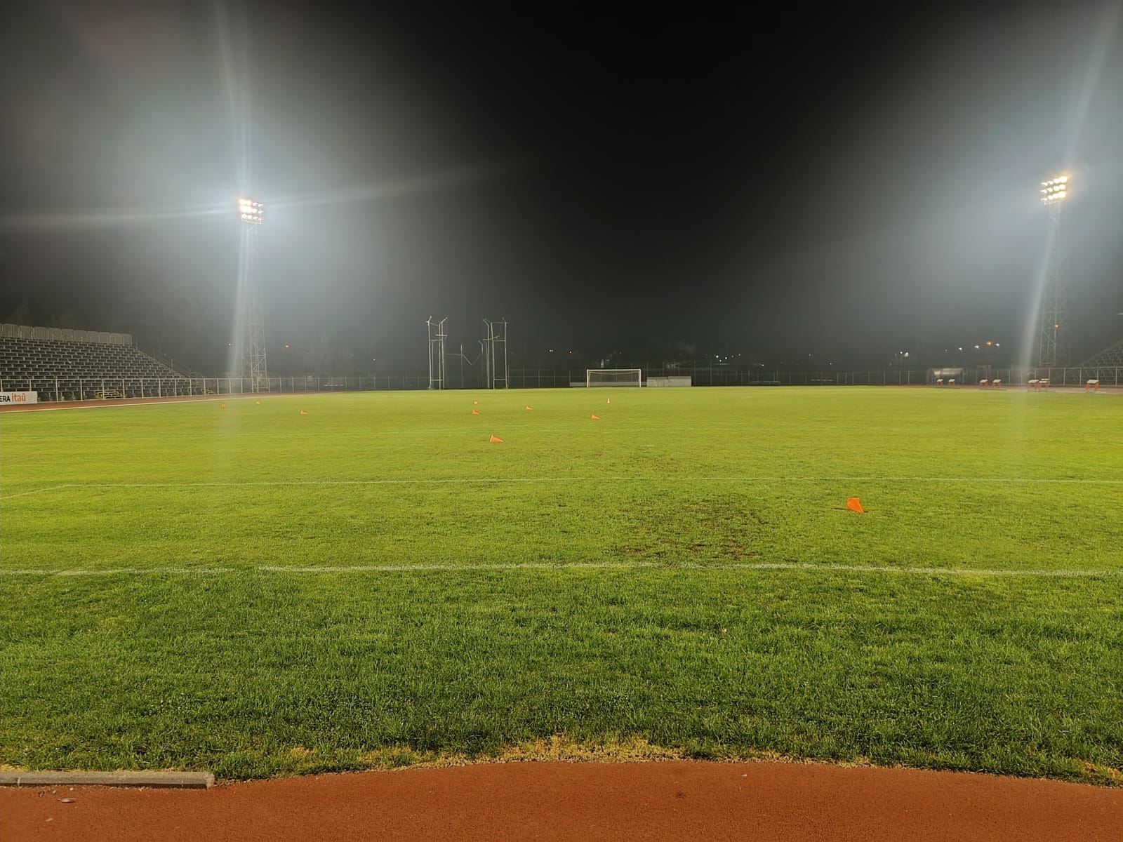 Cancha del estadio de San Fernando iluminada durante la noche